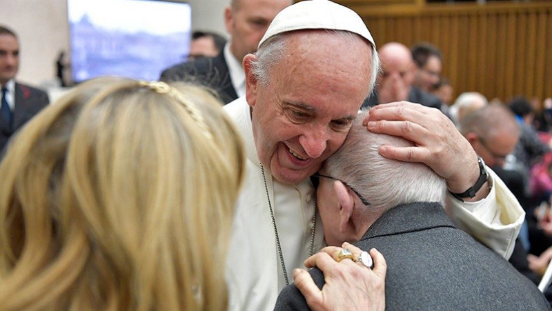 Papeževa poslanica za 2. svetovni dan starih staršev in ostarelih: »Še v starosti rodijo sadove«