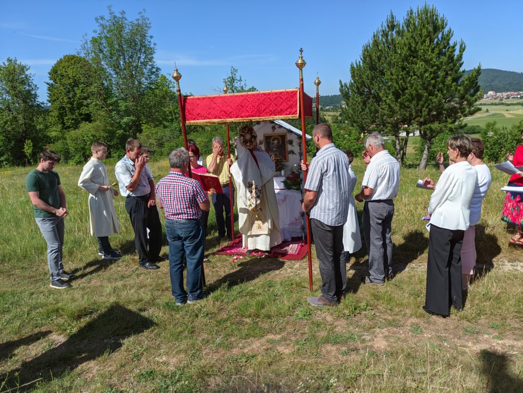 Procesija sv. Rešnjega telesa in krvi v župniji Trnje